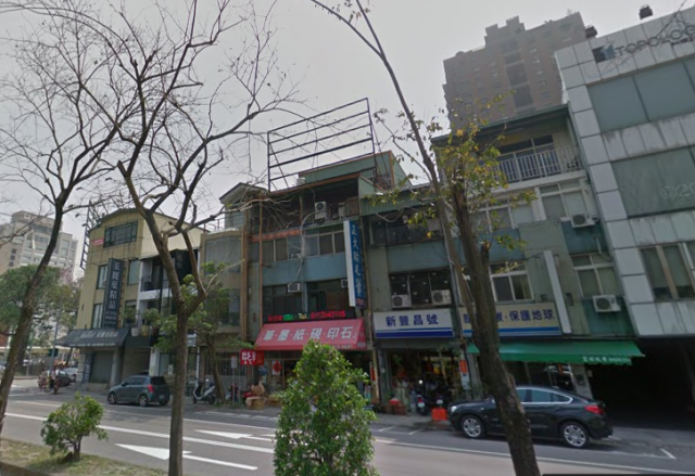 正對美術館牆面廣告